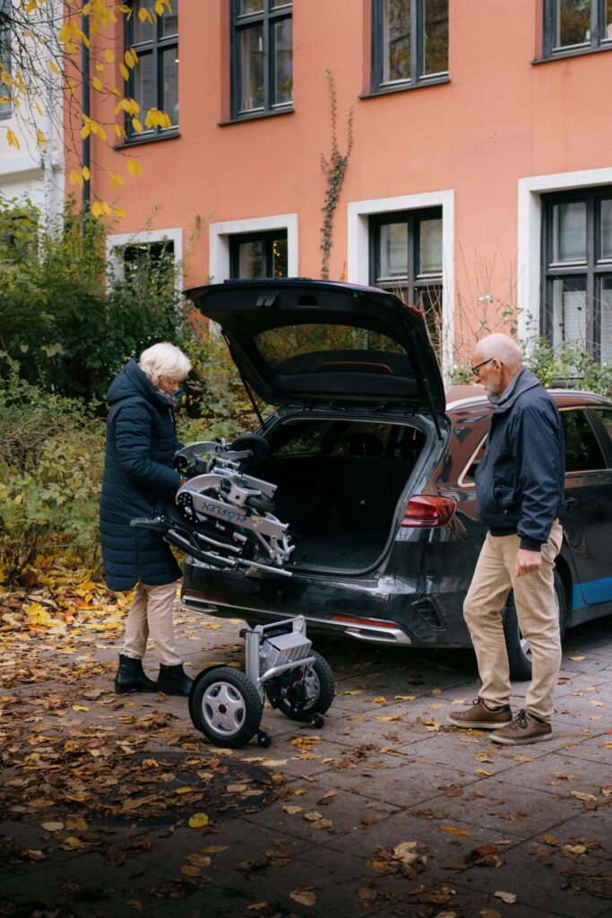 Mann og dame løfter Eloflex ut av bilen