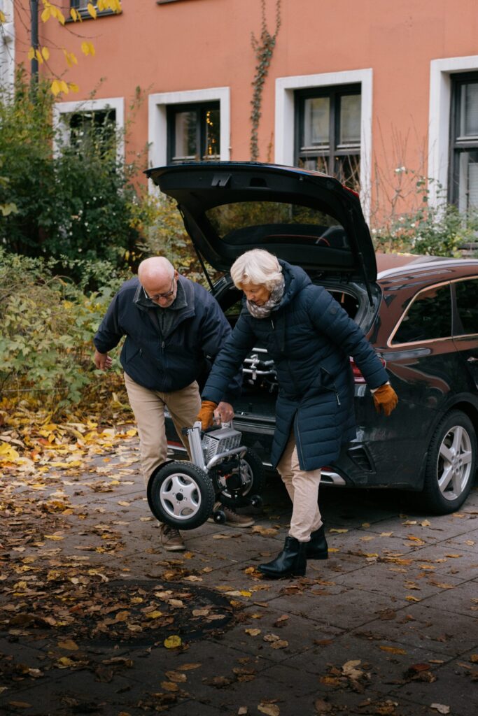 Mann og dame løfter Eloflex ut av bilen