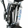 Produktbilde av Eloflex S1 scooter lagt sammen. Bildet er tatt på høykant.