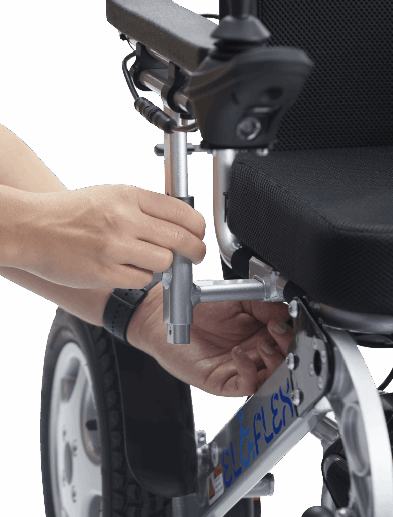 Produktbild av armstödet till Eloflex K (barnmodell) elrullstol. Två händer demonstrerar hur man kan ta av/justera armstödet