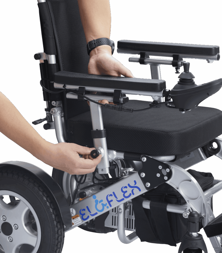 Produktbild av armstödet till Eloflex K elrullstol med en hand som justerar det.