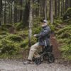 Mann sitter på Saljol Allrounder Rollator i skogen