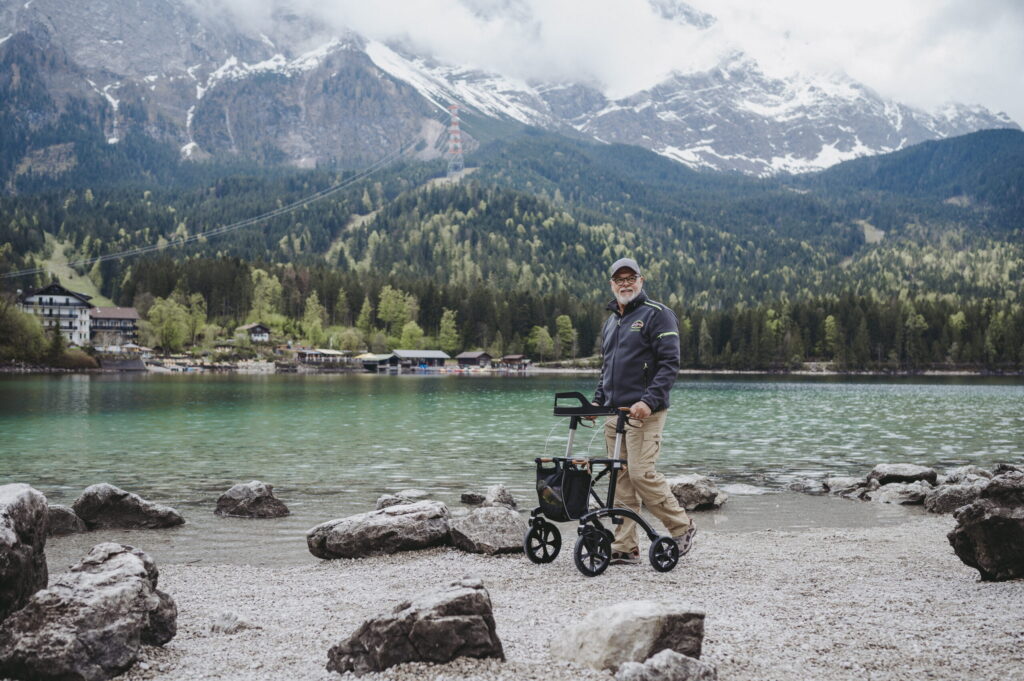 Mann på tur med Saljol Allrounder Rollator