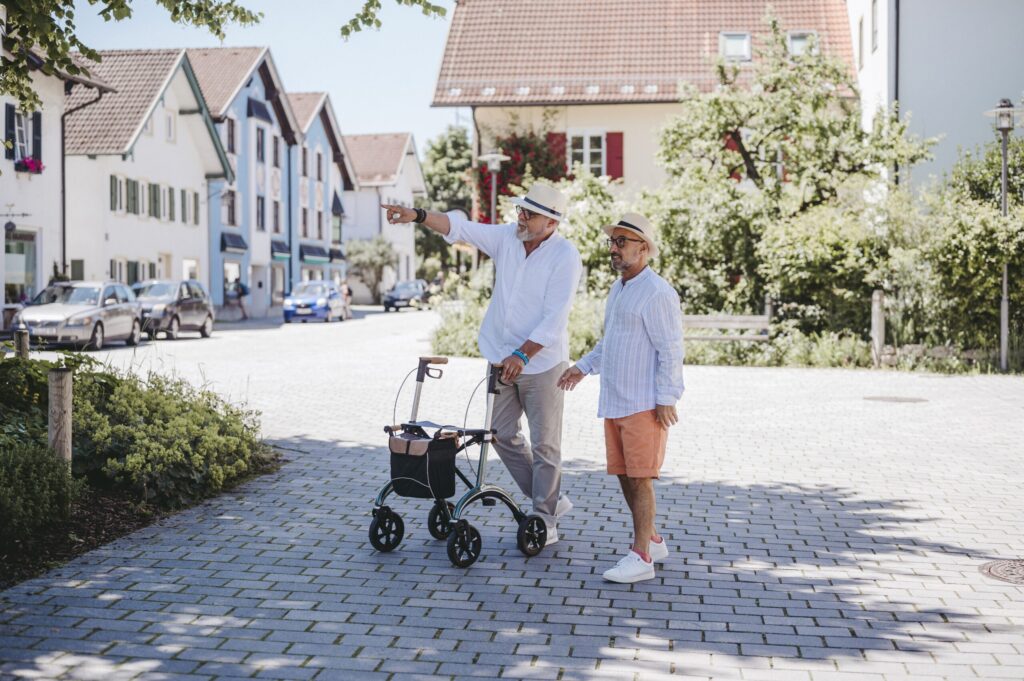 To menn på gaten med Saljol Carbon Rollator