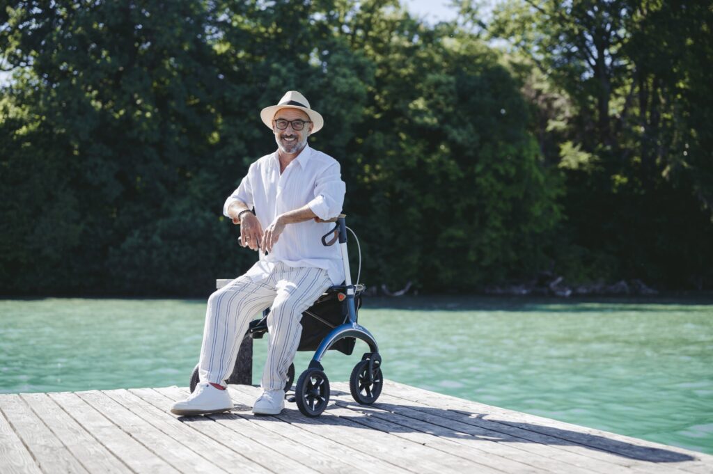 Man sitter på Saljol Carbon Rollator