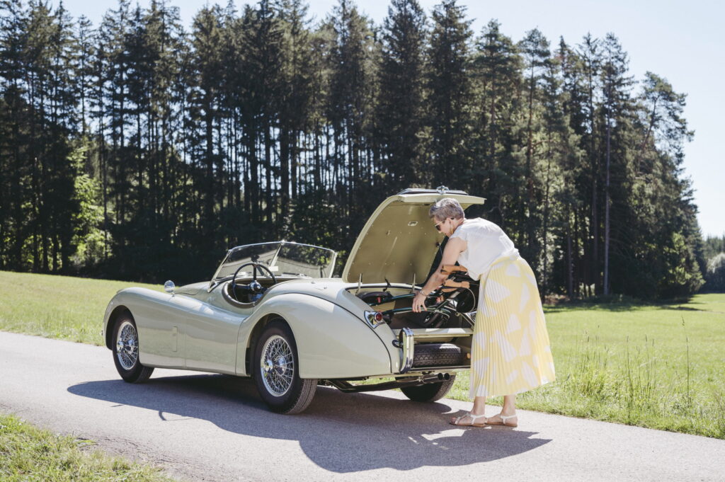 Dame legger Saljol Carbon Rollator i bil