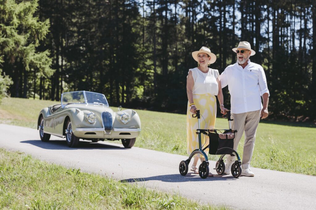 Mann og kone går tur med Saljol Carbon Rollator