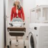Dame med Saljol Innomhus Rollator på vaskerommet