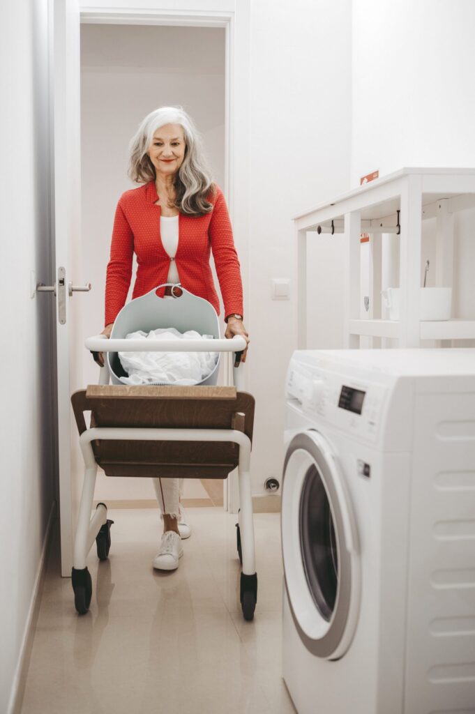 Dame med Saljol Innomhus Rollator på vaskerommet