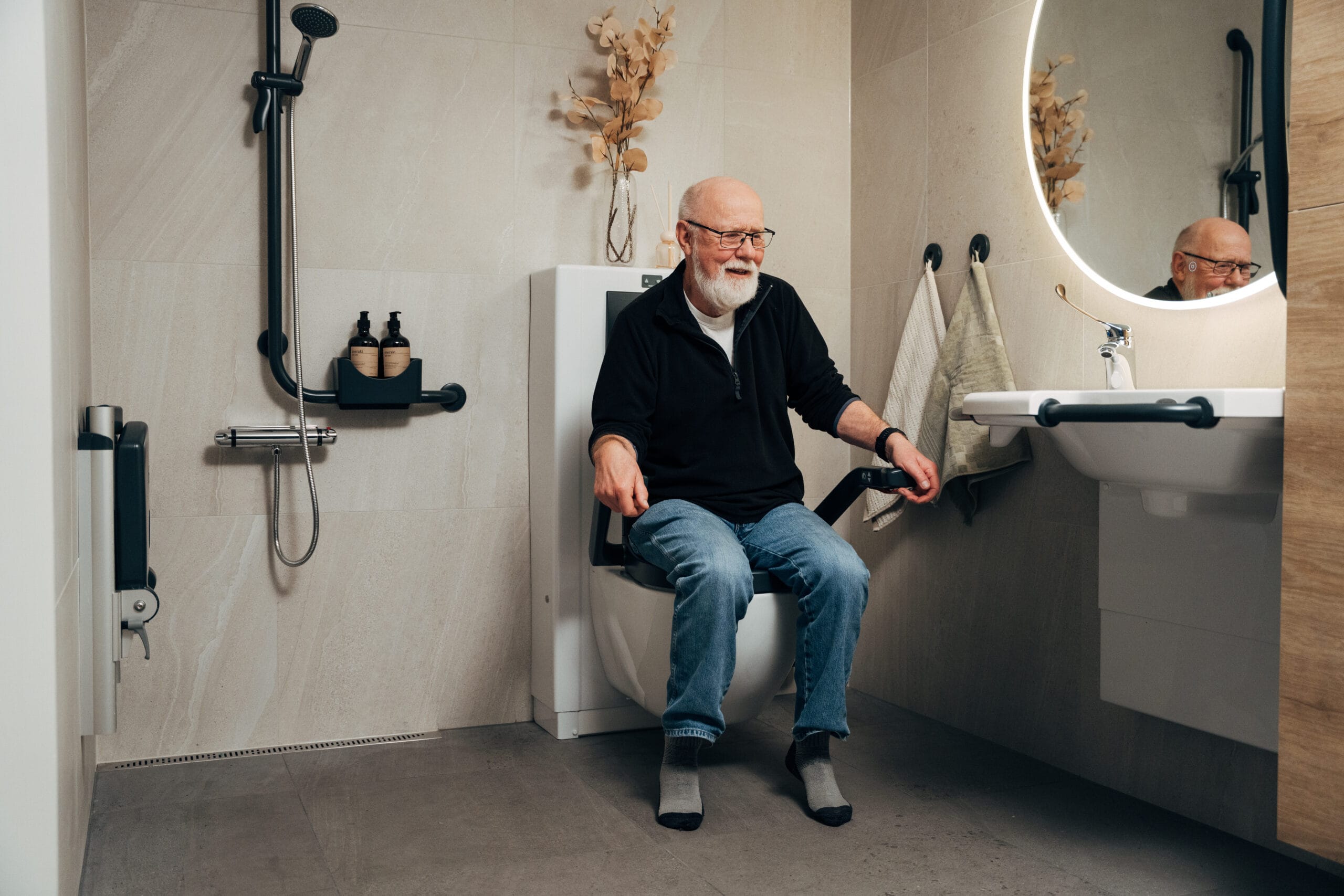 Eldre mann på et vendbart toalett