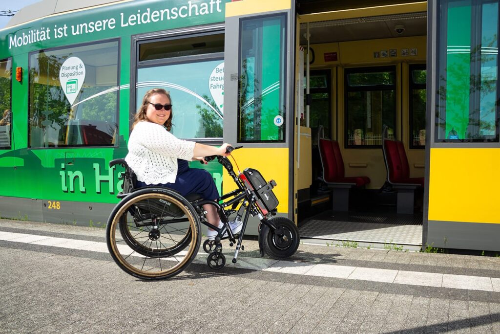 Dame i Micro GX på vei inn i buss