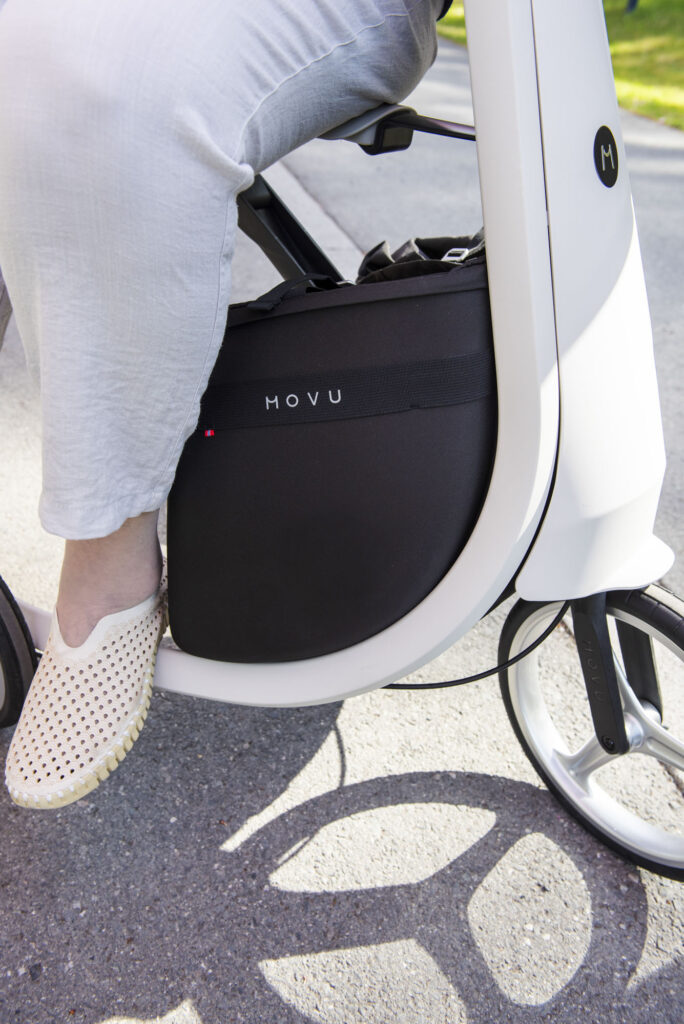 Movu kvinna som sitter på utfällbart säte