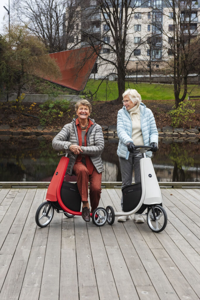 Movu en kvinna som sitter och en som står