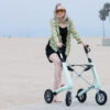 Dame med byACRE rollator på stranden