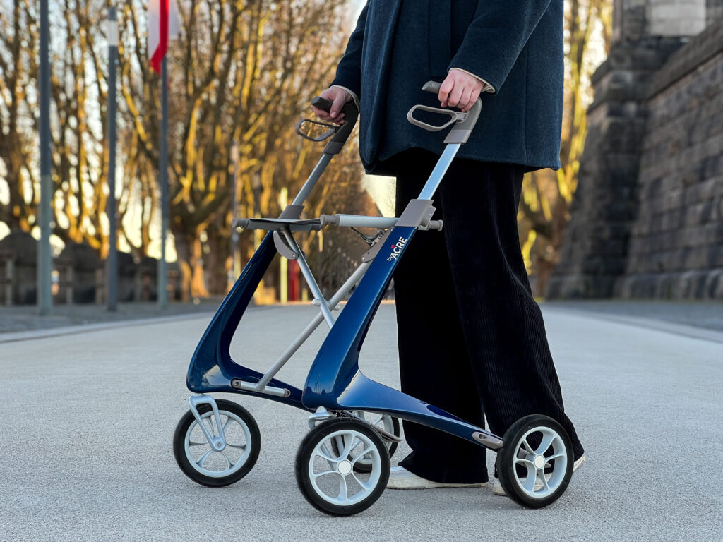 Dame med byACRE rollator i staden